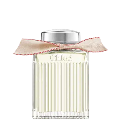 Frasco de perfume Chloé com tampa prateada e laço de tecido bege e vermelho. Embalagem de vidro com linhas verticais e logotipo da marca em destaque.