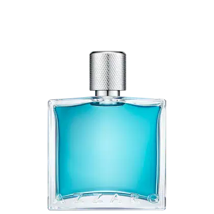 Frasco de perfume Azzaro com design geométrico em vidro transparente e tampa metálica, contendo líquido azul claro. Rótulo com nome da marca em destaque.