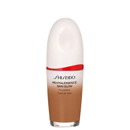 Base facial da marca Shiseido., Embalagem em forma de frasco plástico oval com uma faixa vermelha na parte superior. Rótulo indicando "Revitalessence Skin Glow Foundation" em letras pretas.