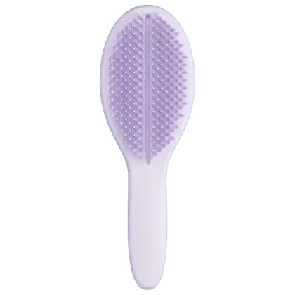 A imagem mostra a escova de cabelo oval da marca Tangle Teezer, lilás, com cabo longo. Apresenta uma divisão central vertical em seu formato oval, com design ergonômico e cerdas macias para desembaraçar os fios com suavidade.