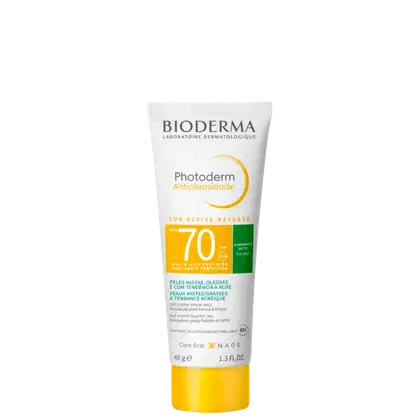 Tubo de protetor solar Bioderma Photoderm Antioleosidade, com FPS 70, para peles mistas, oleosas e com tendência à acne. Embalagem branca e amarela com rótulo destacado.