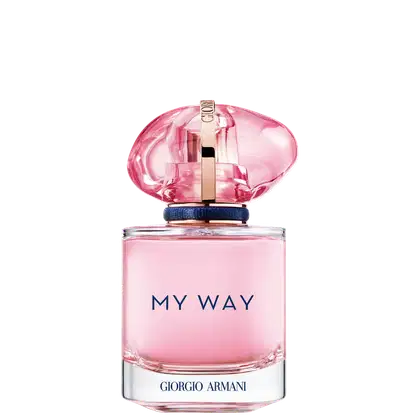 Perfume feminino em frasco transparente de vidro com líquido rosa claro. Na parte frontal do frasco está escrito "MY WAY" em letras azuis, e abaixo "GIORGIO ARMANI" em letras menores. A tampa possui detalhes em dourado e uma fita azul marinho na base.