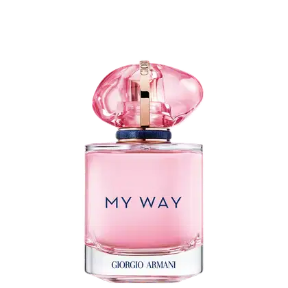 Perfume feminino em frasco transparente de vidro com líquido rosa claro. Na parte frontal do frasco está escrito "MY WAY" em letras azuis, e abaixo "GIORGIO ARMANI" em letras menores. A tampa possui detalhes em dourado e uma fita azul marinho na base.