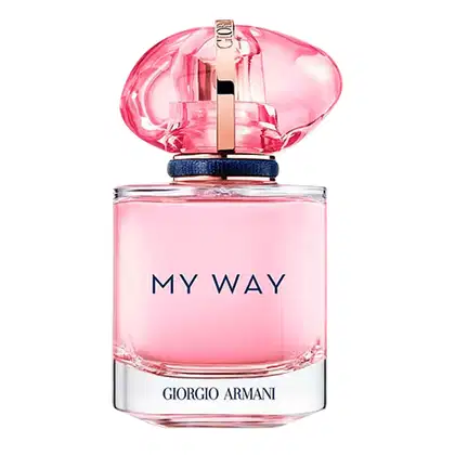 Perfume feminino em frasco transparente de vidro com líquido rosa claro. Na parte frontal do frasco está escrito "MY WAY" em letras azuis, e abaixo "GIORGIO ARMANI" em letras menores. A tampa possui detalhes em dourado e uma fita azul marinho na base.