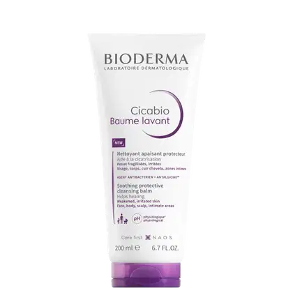 Frasco branco e roxo da linha Cicabio da Bioderma, contendo um bálsamo de limpeza suave e protetor para peles fragilizadas, com 200 ml de volume.