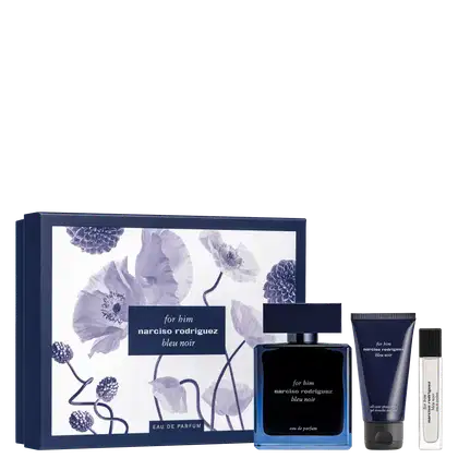 A imagem mostra um conjunto de produtos de perfumaria Narciso Rodriguez. Inclui um frasco azul escuro do perfume, uma caixa de presente com estampa floral azul e branca, um tubo de creme para o corpo e um frasco de perfume em miniatura.