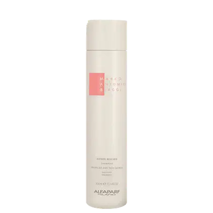 A imagem mostra o shampoo da linha Bonde Rescue da marca MAB Marco Antônio de Biaggi by Alfaparf Milano. O frasco é cilíndrico, branco, e traz o logotipo da marca em letras na cor rosa e texto Proteção dos Fios Louros. Trata-se de uma embalagem de 300ml.