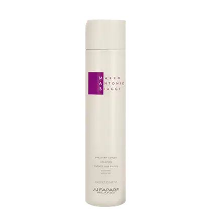 A imagem mostra o Shampoo da linha Brazilian Curls da marca MAB Marco Antônio de Biaggi by Alfaparf Milano. O frasco é branco com detalhes em roxo e traz o nome da linha, a indicação de que é para cachos hidratados e o volume de 300ml.