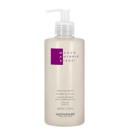 A imagem mostra o Ativador de Cachos Brazilian Curls da marca MAB Marco Antônio de Biaggi by Alfaparf Milano. O frasco é branco com uma bomba dosadora, tem o logotipo MAB em roxo e texto indicativo para definir cachos com efeito condicionante e 385ml.