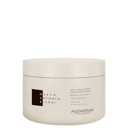 A imagem mostra a máscara capilar Power Reconstruction 300g da marca MAB by Alfaparf Milano. É um pote branco e texto em cor marrom escuro. A embalagem destaca que o produto promove reparação total para fios grossos e traz squalano e colágeno vegetal.