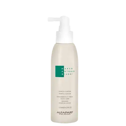 A imagem mostra o Tônico Capilar Long & Force 125ml da marca MAB by Alfaparf Milano, um frasco branco com uma bomba dosadora na parte superior e com detalhes em verde. Lista a ação de crescimento e força e os ativos Squalano e Extrato de Alecrim.