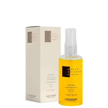 A imagem traz uma caixa branca e o óleo capilar Love Oil 55ml da marca MAB Marco Antônio de Biaggi by Alfaparf Milano, em frasco transparente com o seguinte texto na cor preta: nome do produto e da marca, além de multibenefícios, squalano e lino oil.