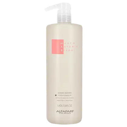 A imagem mostra o condicionador Blonde Rescue de 1 litro da marca MAB Marco Antônio de Biaggi by Alfaparf Milano. O produto vem em uma embalagem branca com detalhes em rosa, exibindo o logotipo e nome da marca, além do texto Proteção dos Fios Louros.