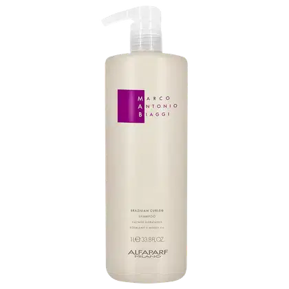 A imagem mostra o Shampoo da linha Brazilian Curls da marca MAB Marco Antônio de Biaggi by Alfaparf Milano. O frasco é branco com detalhes em roxo e traz o nome da linha, a indicação de que é para cachos hidratados e o volume de 1 litro.