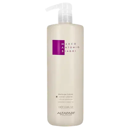 A imagem mostra o condicionador Brazilian Curls da marca MAB Marco Antônio de Biaggi by Alfaparf Milano. O frasco é de plástico branco com bomba dosadora, logotipo MAB em roxo, e texto Brazilian Curls Condicionador cachos hidratados e volume de 1 litro.