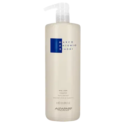 A imagem mostra o Shampoo Real Liss da marca MAB Marco Antônio Biaggi by Alfaparf Milano. O frasco é branco com uma bomba dosadora na parte superior. Traz o nome "Marco Antônio Biaggi" com letras azuis, texto cabelos lisos e sem frizz e volume de 1 litro.