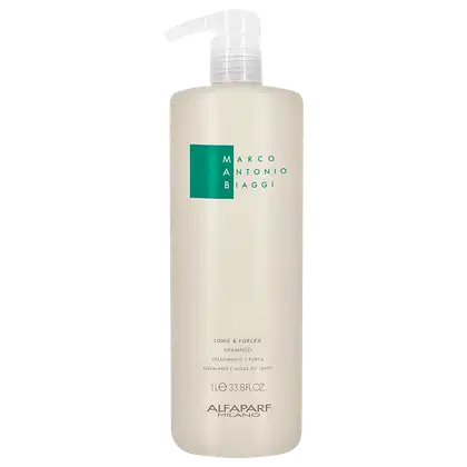 A imagem mostra o Shampoo Long & Force 1L da marca MAB Marco Antônio de Biaggi by Alfaparf Milano, um frasco plástico branco com detalhes em verde. Lista informações sobre o produto: crescimento e força e ativos Squalano e Algas do Taiti.