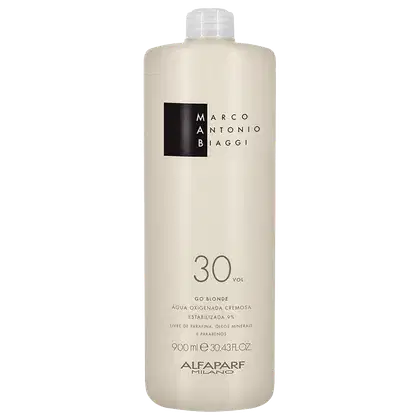 A imagem mostra a Água Oxigenada Go Blonde 30 Volumes 900ml da marca MAB Marco Antônio de Biaggi by Alfaparf Milano. É uma embalagem plástica branca opaca em letras grandes no centro do rótulo em preto.