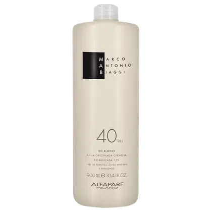 A imagem mostra a Água Oxigenada Go Blonde 40 Volumes 900ml da marca MAB Marco Antônio de Biaggi by Alfaparf Milano. É uma embalagem plástica branca com texto em preto. O rótulo destaca que o produto é isento de parafina, óleos minerais e parabenos.