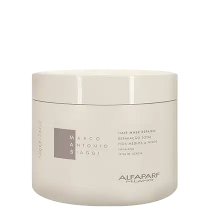 A imagem mostra a máscara Repair Mask 500g da marca MAB Marco Antônio de Biaggi by Alfaparf Milano. O produto vem em uma embalagem cilíndrica na cor branca, com o logotipo e informações do produto: reparação total para fios médios a finos.