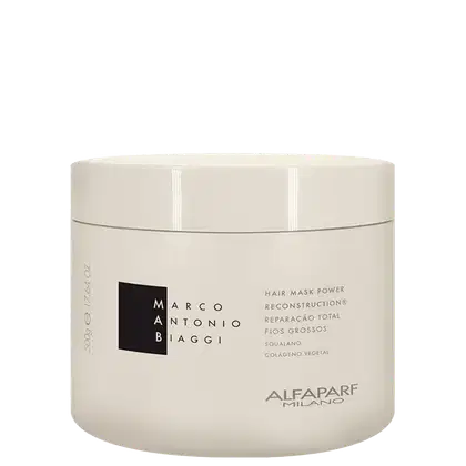 A imagem mostra a máscara capilar Power Reconstruction 500g da marca MAB by Alfaparf Milano. É um pote branco e texto em cor marrom escuro. A embalagem destaca que o produto promove reparação total para fios grossos e traz squalano e colágeno vegetal.
