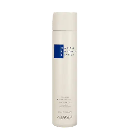 A imagem mostra o Condicionador Real Liss 300ml da marca MAB Marco Antônio Biaggi by Alfaparf Milano, um frasco cilíndrico branco com detalhes em azul, listados e benefícios e ativos "lisos e sem frizz", squalano e óleo de amaranto.