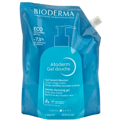Refil de gel de banho Atoderm da marca Bioderma, em embalagem plástica flexível de cor azul, com texto informando redução de 73% de plástico.