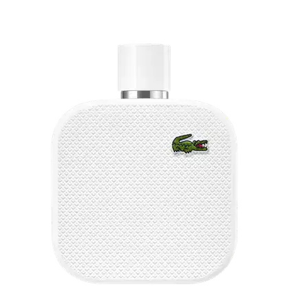A imagem mostra um frasco de perfume da marca Lacoste. O frasco é retangular, com cantos arredondados e acabamento texturizado em relevo, todo branco, e com o desenho de um crocodilo, símbolo da marca, no canto superior direito.