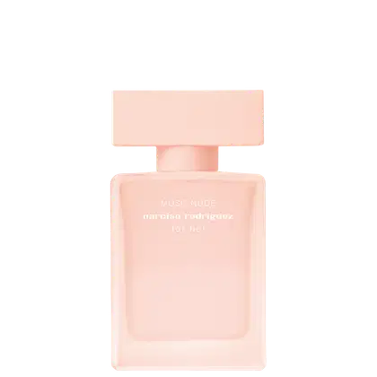 A imagem mostra o frasco de perfume Musc Nude, da marca Narciso Rodriguez. Ele tem um design retangular, com um tom de rosa claro e detalhes em branco. O nome do produto "Musc Nude Narciso Rodriguez for her" está impresso no frasco de forma minimalista.