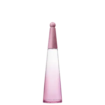 A imagem mostra o frasco de perfume alongado e possui um formato cônico invertido com uma esfera arredondada no topo. O frasco tem uma coloração rosa claro e está impresso o nome "L'Eau d'Issey Solar Violet", nome e marca da fragrância.