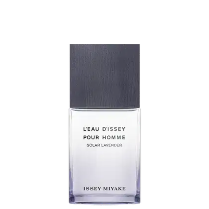 A imagem mostra o frasco de perfume masculino L’Eau d’Issey pour Homme Solar Lavender da marca Issey Miyake. O frasco é retangular, com um corpo transparente que deixa ver o líquido incolor dentro e topo cinza fosco.