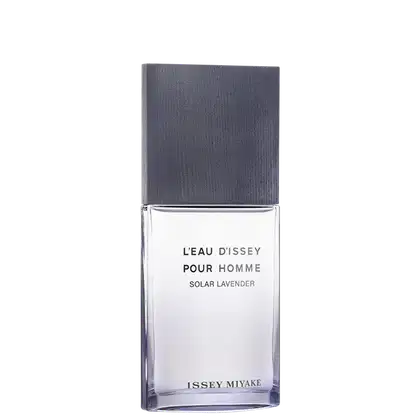 A imagem mostra o frasco de perfume masculino L’Eau d’Issey pour Homme Solar Lavender da marca Issey Miyake. O frasco é retangular, com um corpo transparente que deixa ver o líquido incolor dentro e topo cinza fosco.