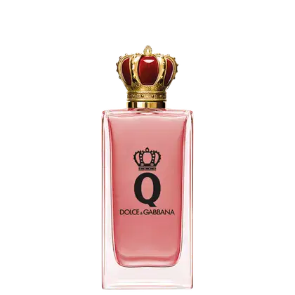 A imagem mostra o frasco de perfume retangular e transparente, com líquido de cor rosa claro. A tampa dourada na forma de uma coroa real tem uma pedra vermelha no centro. Na frente do frasco tem o desenho da coroa, a letra Q e o nome da marca.
