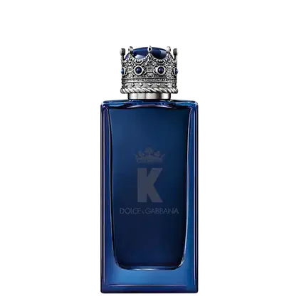 A imagem mostra o frasco do perfume K by Dolce&Gabbana. O frasco de vidro é na cor azul escura e tem forma retangular. A tampa é na forma de uma coroa prateada decorada com pedras azuis, e na frente, a imagem de uma coroa, a letra K e o nome da marca.