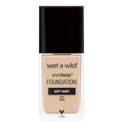 A imagem mostra uma embalagem de base líquida da marca Wet n Wild. É o produto PhotoFocus Foundation. A embalagem é um frasco retangular com o rótulo frontal que exibe o nome do produto e a marca.