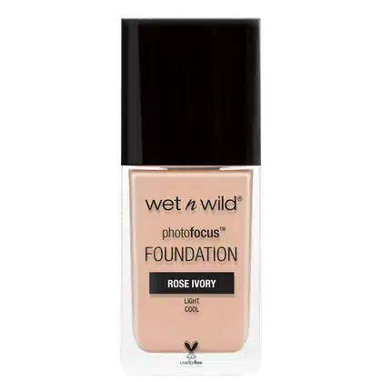 A imagem mostra uma embalagem de base líquida da marca Wet n Wild. É o produto PhotoFocus Foundation. A embalagem é um frasco retangular com o rótulo frontal que exibe o nome do produto e a marca.