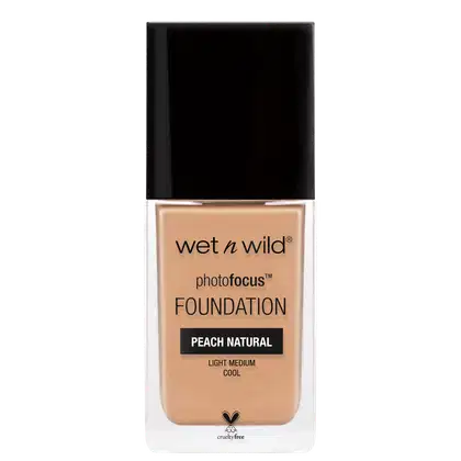 A imagem mostra uma embalagem de base líquida da marca Wet n Wild. É o produto PhotoFocus Foundation. A embalagem é um frasco retangular com o rótulo frontal que exibe o nome do produto e a marca.
