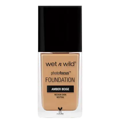 A imagem mostra uma embalagem de base líquida da marca Wet n Wild. É o produto PhotoFocus Foundation. A embalagem é um frasco retangular com o rótulo frontal que exibe o nome do produto e a marca.