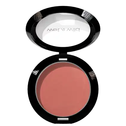 A imagem mostra um blush compacto da marca Wet n Wild. O estojo é redondo e preto, com detalhes brilhantes que parecem listras gravadas ao redor da borda.