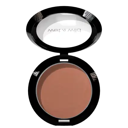 A imagem mostra um blush compacto da marca Wet n Wild. O estojo é redondo e preto, com detalhes brilhantes que parecem listras gravadas ao redor da borda.