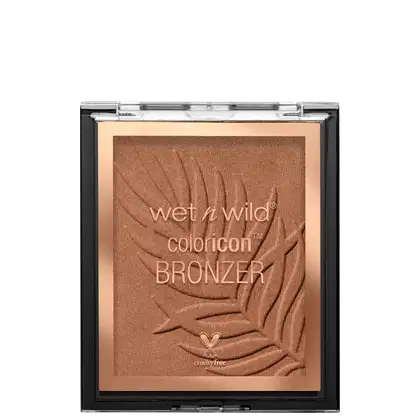 A imagem mostra um bronzer da marca Wet n Wild chamado "Color Icon Bronzer". O produto tem uma embalagem compacta preta transparente que permite ver a cor do pó bronzeador, que é um tom marrom terroso.