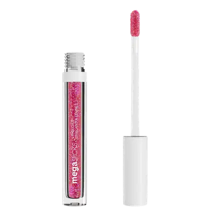 Gloss labial líquido brilhante de cor rosa escuro intenso com partículas cintilantes. Embalagem transparente em forma de tubo com tampa branca. Ao lado aplicador de espuma alongado, mostrando a cor do produto.