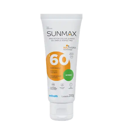 A imagem mostra um protetor solar da marca Sunmax, com embalagem branca e detalhes laranja e verde. Além do nome da marca, tipo de pele indicado e fator de proteção, são destacados outros benefícios, além da indicação de peso líquido no rodapé.