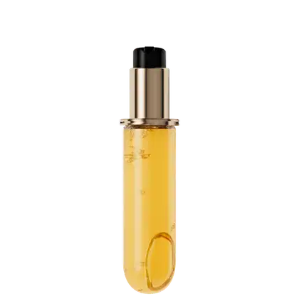 A imagem mostra a embalagem refil do óleo elixir ultime. É um frasco de vidro cilíndrico com um líquido de aparência oleosa e cor amarelo-dourado. O frasco possui uma tampa em pump dourada com detalhes em preto.