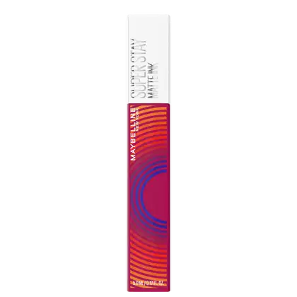 A imagem mostra o batom líquido matte da Maybelline, embalagem cilíndrica branca. Rótulo com fundo rosa e listras onduladas em tons de rosa, laranja e azul.