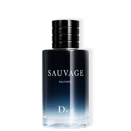 A imagem mostra um frasco do perfume Sauvage Eau Forte. O frasco tem um design elegante e moderno, com uma silhueta cilíndrica e linhas retas. O corpo do frasco é feito de vidro escuro que se degrada do preto para um azul profundo na parte inferior.