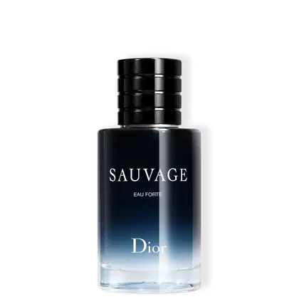 A imagem mostra um frasco do perfume Sauvage Eau Forte. O frasco tem um design elegante e moderno, com uma silhueta cilíndrica e linhas retas. O corpo do frasco é feito de vidro escuro que se degrada do preto para um azul profundo na parte inferior.