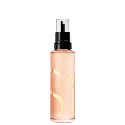 Perfume Si Giorgio Armani. O frasco é transparente e contém um líquido de cor pêssego claro. Possui um acionador preto na parte superior para borrifar o produto. O nome da marca "Giorgio Armani" está impresso na parte frontal do frasco de forma elegante.