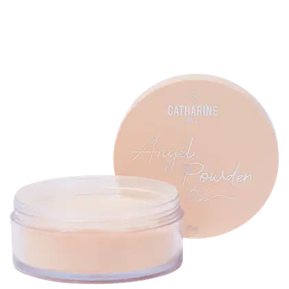 A imagem mostra um pó facial Catharine Hill. A embalagem é redonda de plástico transparente com tampa rosada. A tampa apresenta o logotipo da marca e o nome do produto "Angel Powder" em letras cursivas brancas sobre fundo rosado claro.