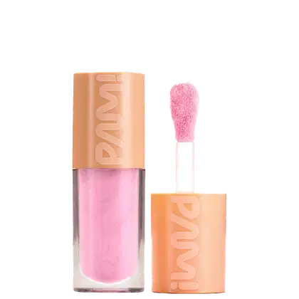 A imagem mostra o gloss labial da marca Pam! By Pamella. Seu tubo é transparente e permite ver sua cor rosa claro vibrante. Ao lado tem seu aplicador na mesma tonalidade rosa claro. Ambos ostentam o logotipo PAM estampado na tampa laranja.